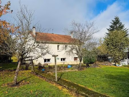 toute proche de rochechouart   au calme.