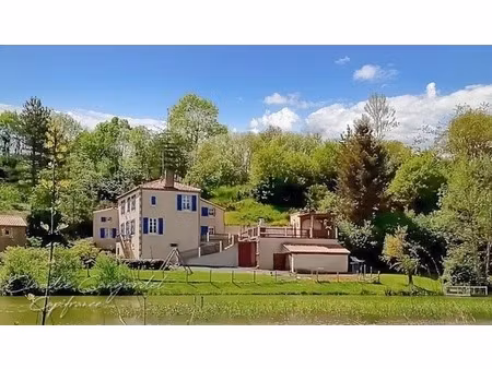 propriété de charme en bord de rivière  avec activité de gîte les herbiers (85)