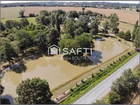 terrain de loisirs avec son étang