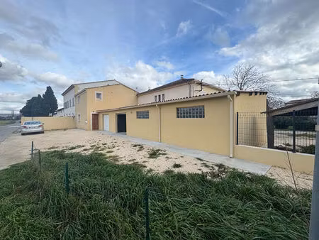 grans - a louer - grand garage - 73 m2