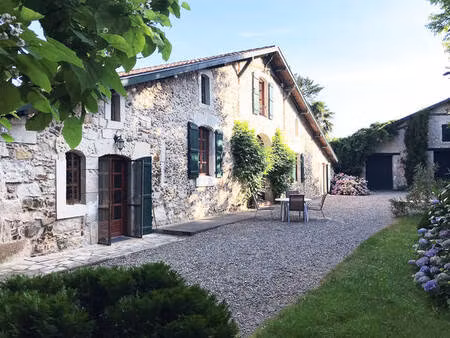 propriete du 16e siecle  sur 3 hectares  granges  ideal chevaux