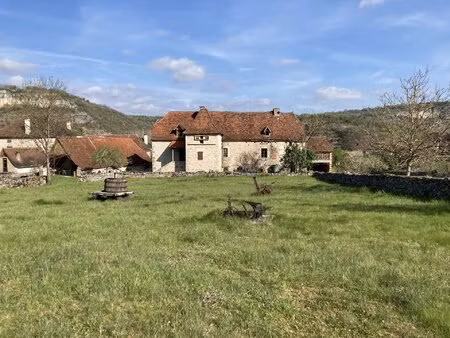 unique dans le secteur de la vallée du célé : magnifique ancienne ferme avec pigeonnier à 
