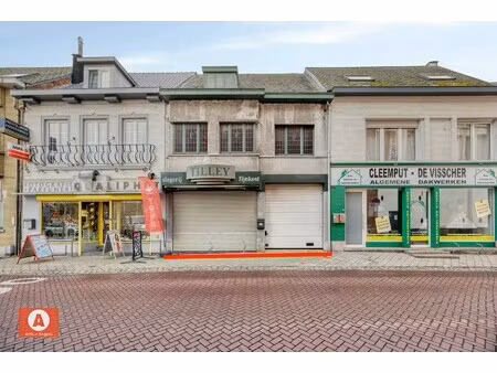 in optie - te renoveren handelshuis met woonst en inpandige garage.