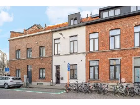 opbrengsteigendom met 5 gerenoveerde studentenkamers