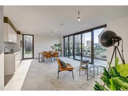 gelijkvloers appartement met 2 slpks in uniek woonerf