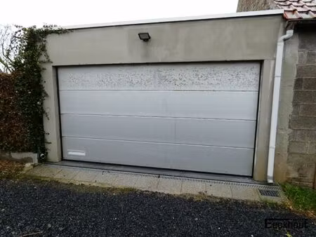 ruime garagebox met sectionale poort