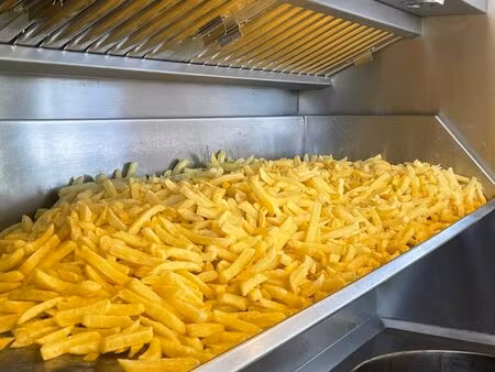 puur frituur  uiterst goed gelegen met woonst en parking!