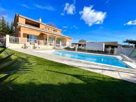 villa d'environ 187m2 sur 850m2 de terrain avec piscine et sous sol