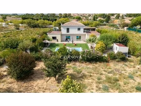 villa contemporaine de 300 m² avec piscine  grand terrain arboré et appartement...