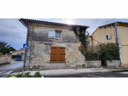 adorable maison en pierre avec grand jardin dans le centre de st seurin de cadourne