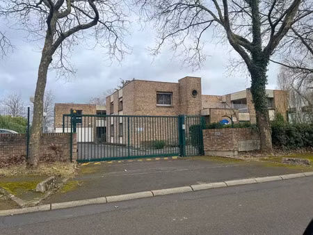 bâtiment indépendant à vendre à buc avec terrain de 2 200 m²