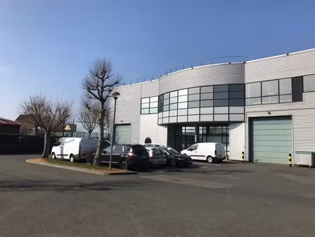 locaux d'activité à louer à elancourt  hauteur libre de 7 5 m