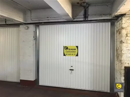 garagebox met nieuwe poort