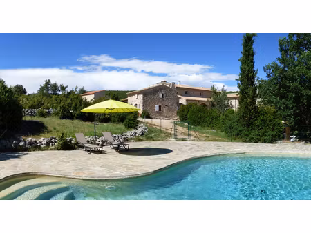 banon  belle propriété de 552 m² avec gîte sur 20 ha avec piscine
