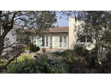 maison à vendre à la flotte dans un quartier calme et proche centre.