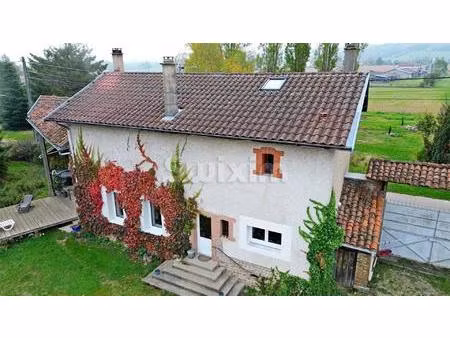 belle rénovation pour cette maison en pisé avec jardin et terrain