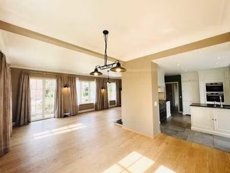 a proximité de la place dumon (métro stockel) - villa