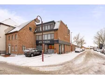 maison avec commerce  jardin et grande terrasse.
