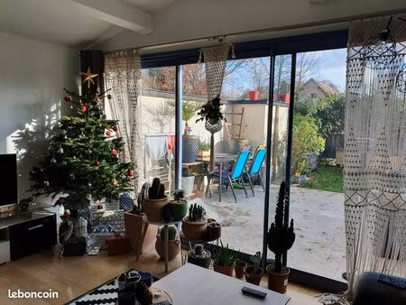 f2 très beau duplex atypique. terrasse et jardin. cave. calme