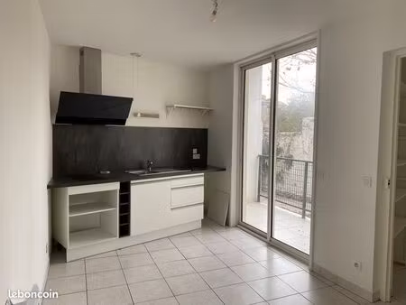 a louer t2 lumineux avec terrasse – centre d’olonzac