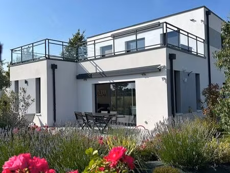 maison contemporaine individuelle haut standing et espaces lumineux