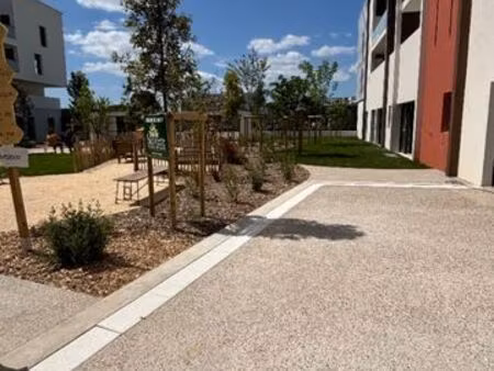 40m2 proche de la piscine de saint-jean-de-védasavec une place de parking en sous-sol. lib
