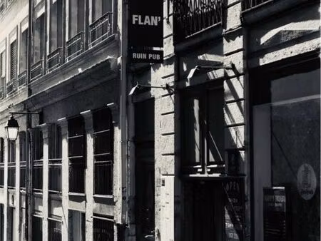 lyon 1 - bar a bière - institution de lyon ? possible murs & fonds