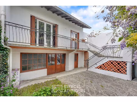 maison de ville à rénover et son jardin verdoyant