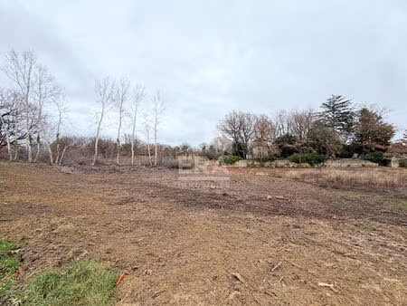 a vendre 84240 ansouis terrain constructible libre constructeur de 755m²