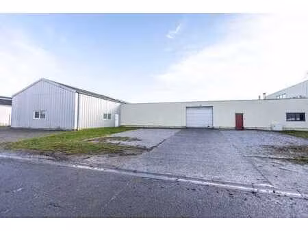 zoning nord | entrepôt avec deux accès  bureau et parkings