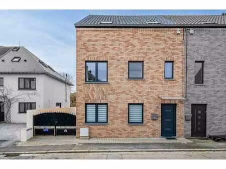 magnifique maison 3 facades avec 4 chambres et parking