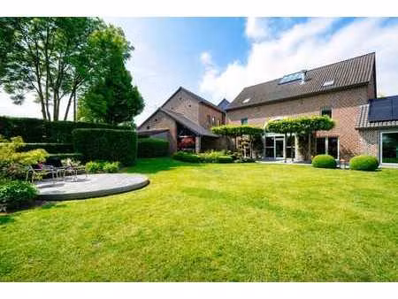 ferme en carré reprenant 11 logements et 1 dépôt