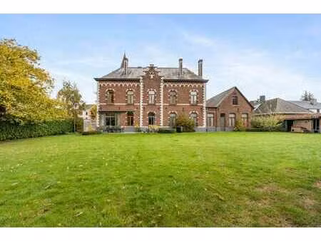 superbe maison de maitre avec jardin cloturé.
