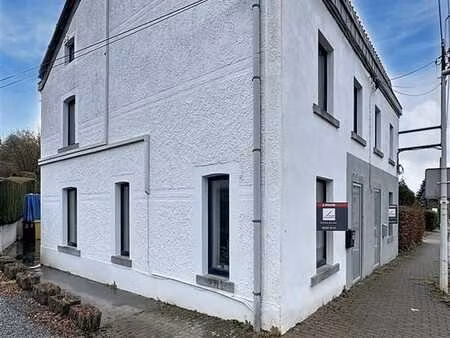 double maison d'habitation offrant un beau potentiel!