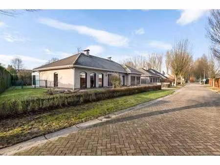 gezellige laagbouw met 3 slaapkamers  dubbele garage en t...