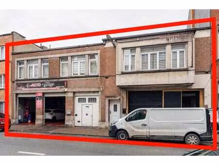 une maison avec atelier