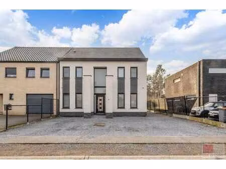 prachtige en ruime woning met een woonoppervlakte van ca....