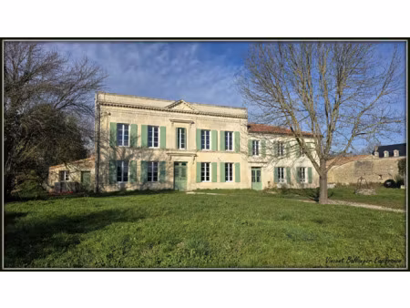 propriété à vendre saint jean d'angely 7 pièce(s) 227m2 445 000€