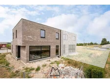 casco-woning met vier slaapkamers  inpandige garage en he...