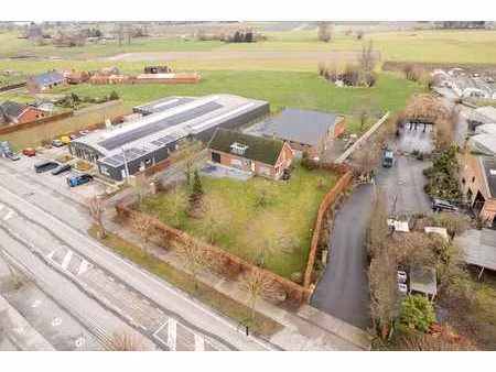 strategisch gelegen woning met vernieuwde loods op toploc...