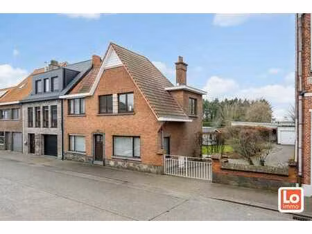verkocht!! op te frissen half open bebouwing met afzonder...
