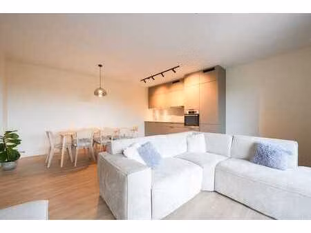 modern ben-appartement omringd door groen