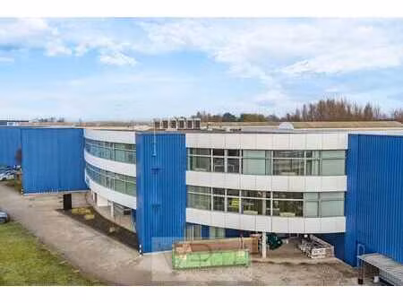 bureaux modernes sur site visible le long de la chaussée ...