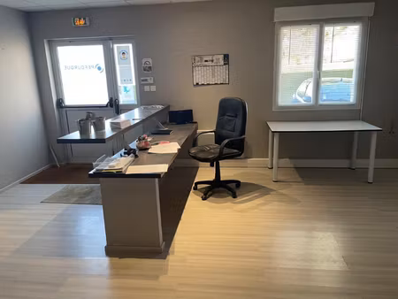 bâtiment commercial 250 m² avec dépôt et bureaux