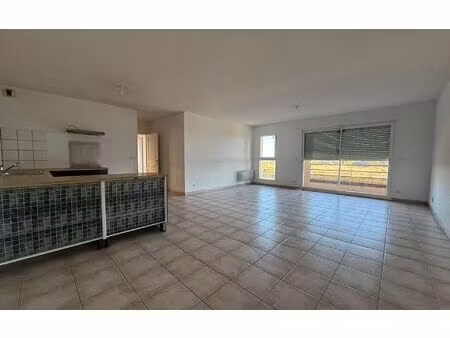 location appartement  m² t-4 à llupia  770 €