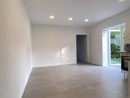 t3 rdj meublé avec terrasse et jardin privatif