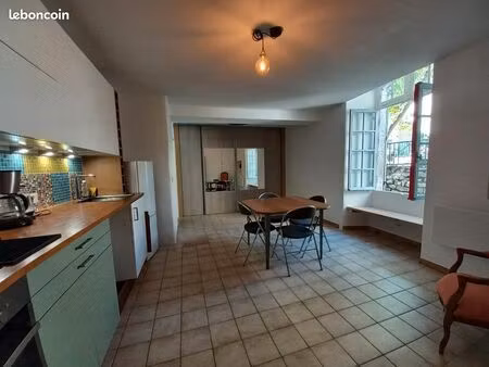 location studio meublé