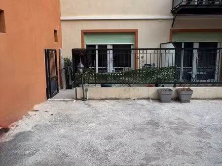 à louer – parking en centre-ville de nice – 90 /mois