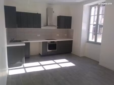 a louer maison de ville entièrement rénovée 3 chambres exposition sud