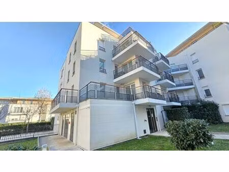 f2 sans travaux avec extérieur et place de parking en sous sol